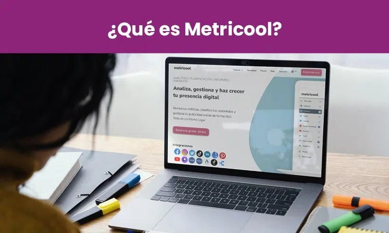 Portada de la sección «¿Qué es Metricool?», con la web de la herramienta abierta en un portátil