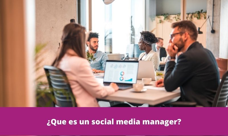 Portada de la sección «¿Qué es un social media manager?», con un equipo reunido en una oficina