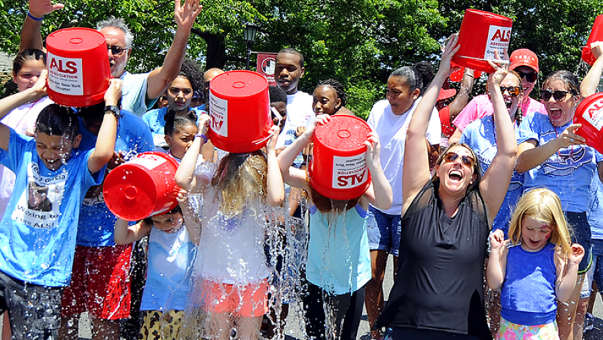 Grupo de personas volcándose cubos de agua helada sobre la cabeza en el Ice Bucket Challenge de la ELA