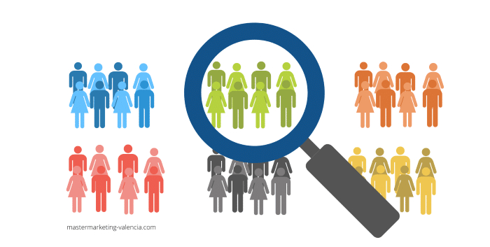 Lupa que selecciona a un grupo de personas entre varios grupos, sobre la definición del público objetivo
