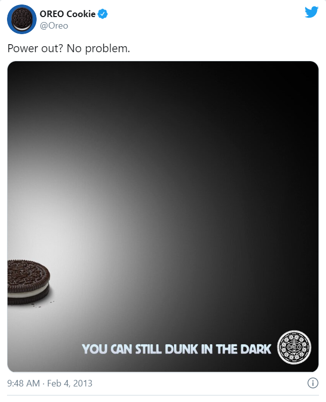 Tuit de Oreo durante el apagón de la Super Bowl de 2013, con el mensaje «You can still dunk in the dark»