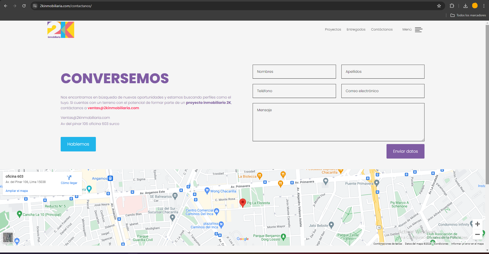 Formulario de contacto de una web, con los campos de datos junto a un mapa de ubicación
